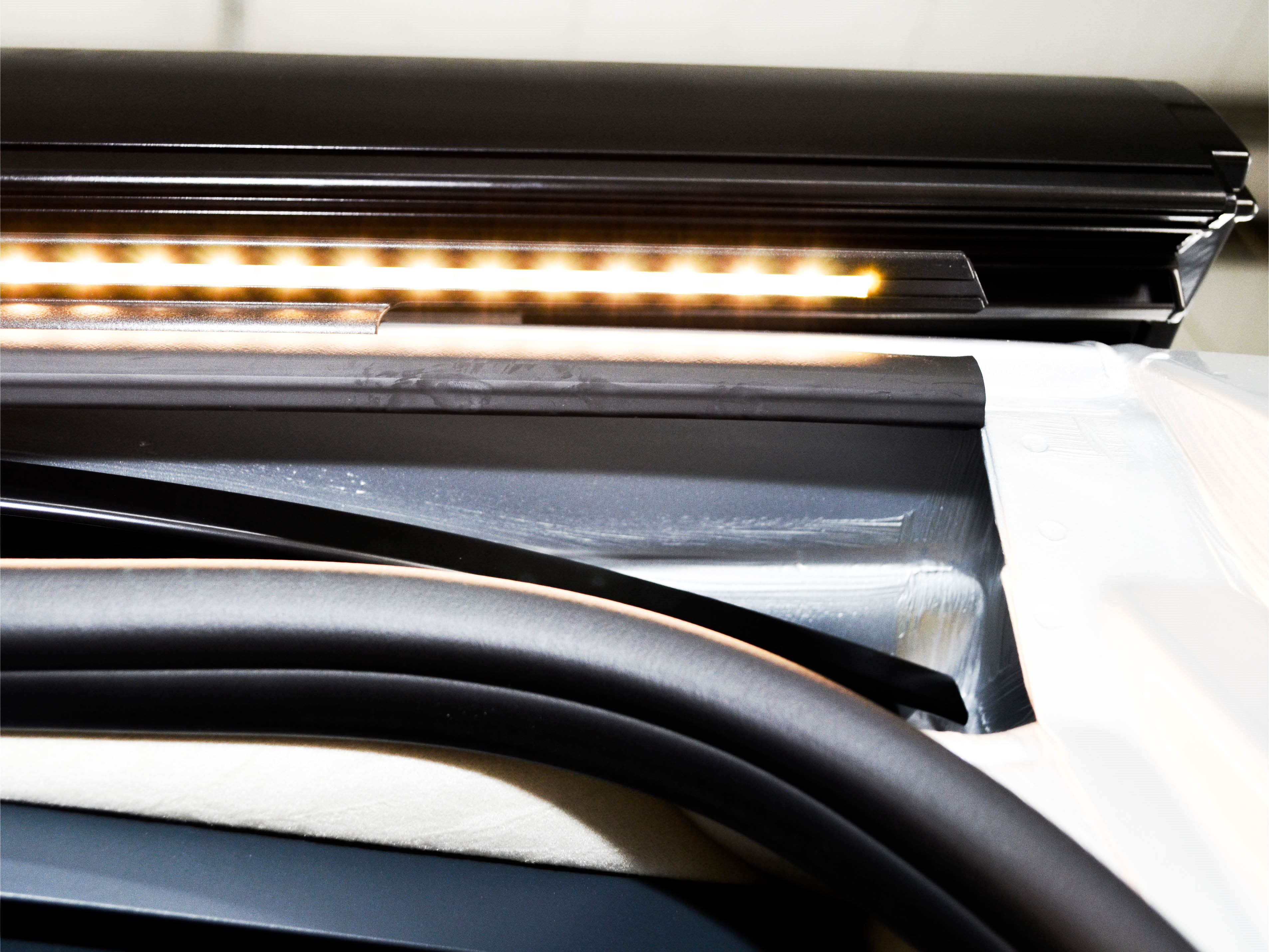 Dometic RainTec RT100 LED rain gutter, colour deep-black, for Mercedes Sprinter/VW Crafter